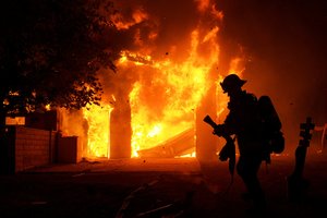 Netoli Los Andželo siaučiant miško gaisrui evakuojama maždaug 50 tūkst. gyventojų