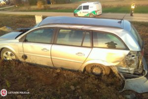 Ketvirtadienį šalies keliuose užregistruotos 75 avarijos: sužeistas 15-metis mopedo vairuotojas