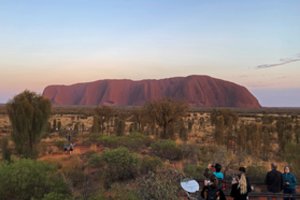 Šimtai turistų paskutinę dieną prieš įsigaliojant draudimui kopia į Uluru uolą Australijoje