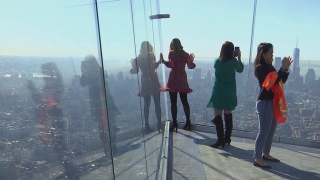 Pramoga tik drąsiems – miesto panorama pakibus 101 aukšte