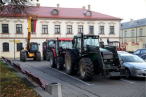 Nepatenkinti ūkininkai į Kėdainius centrą suvarė traktorius, politikai spaudimą atlaikė