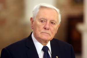 93-ąjį gimtadienį Valdas Adamkus namuose pasitiks vienas