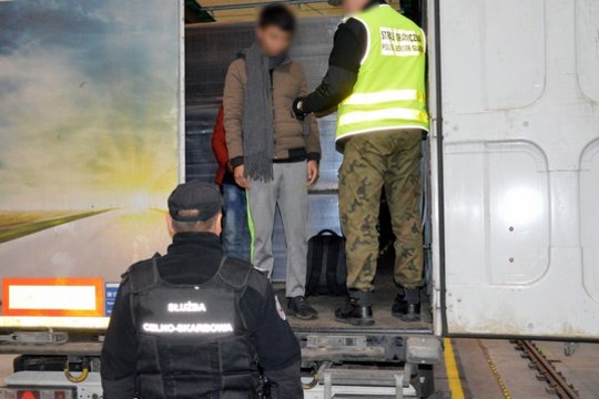 Lenkas į savo šalį iš Lietuvos vilkiko puspriekabėje atgabeno 10 vietnamiečių nelegalų