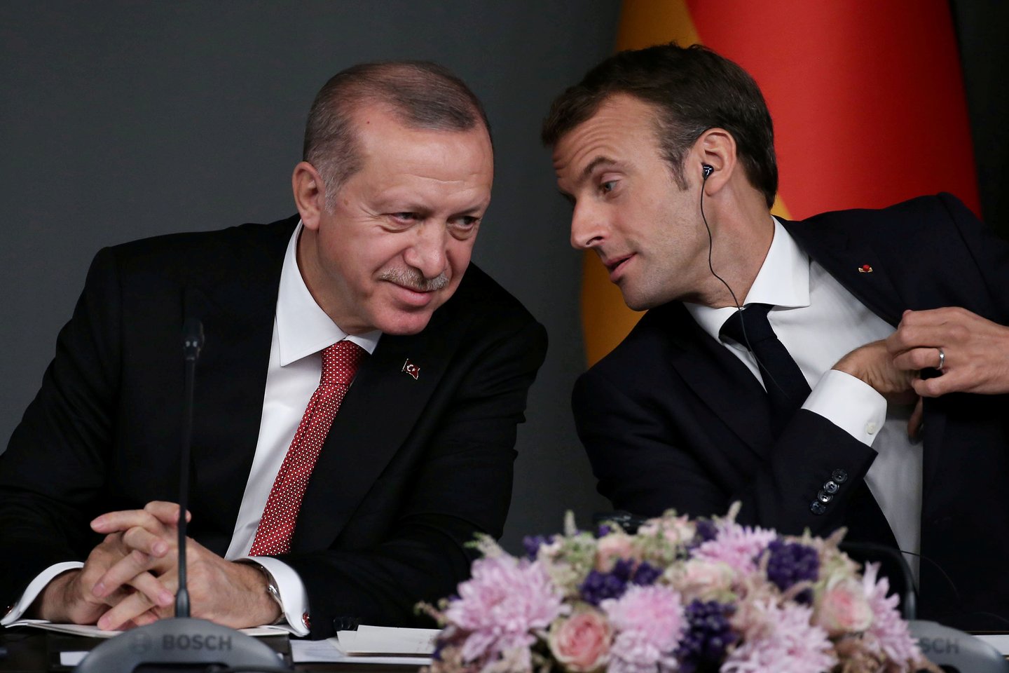  ​Turkijos prezidentas Recepas Tayyipas Erdoganas apskundė teismui prancūzų žurnalą, pavadinusį Turkijos lyderį „naikintoju“ dėl jo sprendimo pradėti operaciją prieš kurdų pajėgas Sirijoje, penktadienį pranešė žiniasklaida.<br>Reuters/Scanpix nuotr.