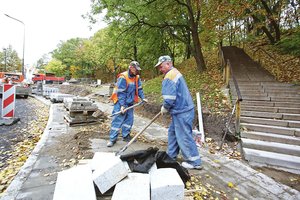 Gatves remontuojančių darbininkų tempai abejingų nepalieka: vieni giria, kiti peikia