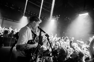 Grupė „ba.“ Vilniuje galingai atidarė turą po Lietuvą