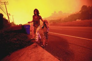 Kalifornijoje siaučiant gaisrams dar daugiau gyventojų gali likti be elektros