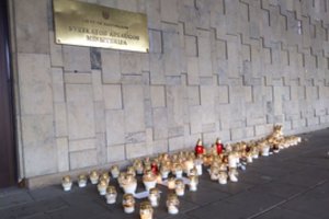 Prie Sveikatos apsaugos ministerijos – žvakutės iš gyvenimo pasitraukusiam medikui ir ydingai sistemai