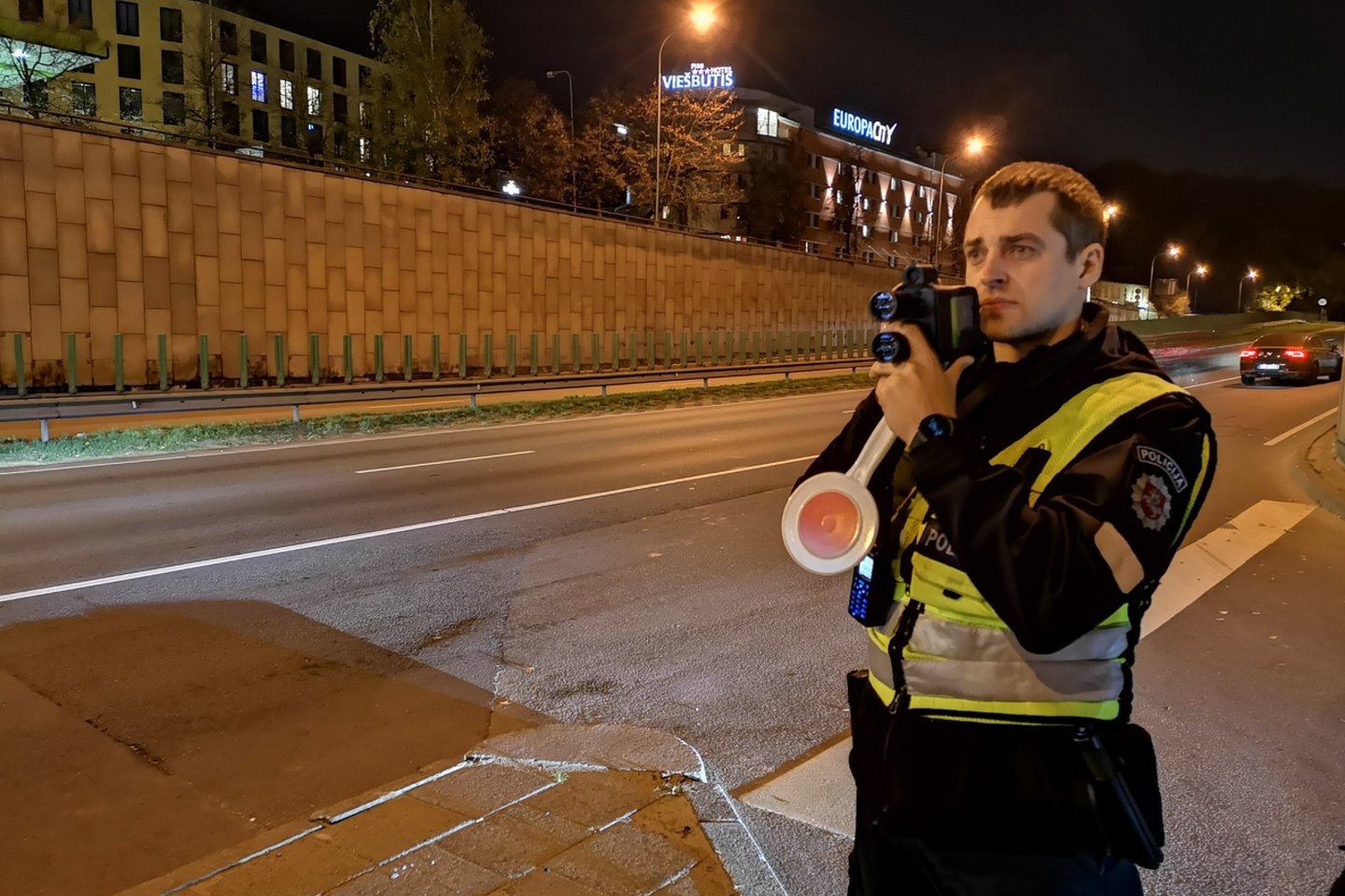  Vilniaus kelių policijos pareigūnai vos spėjo fiksuoti greitį viršijančius vairuotojus.<br> A.Vaitkevičiaus nuotr.