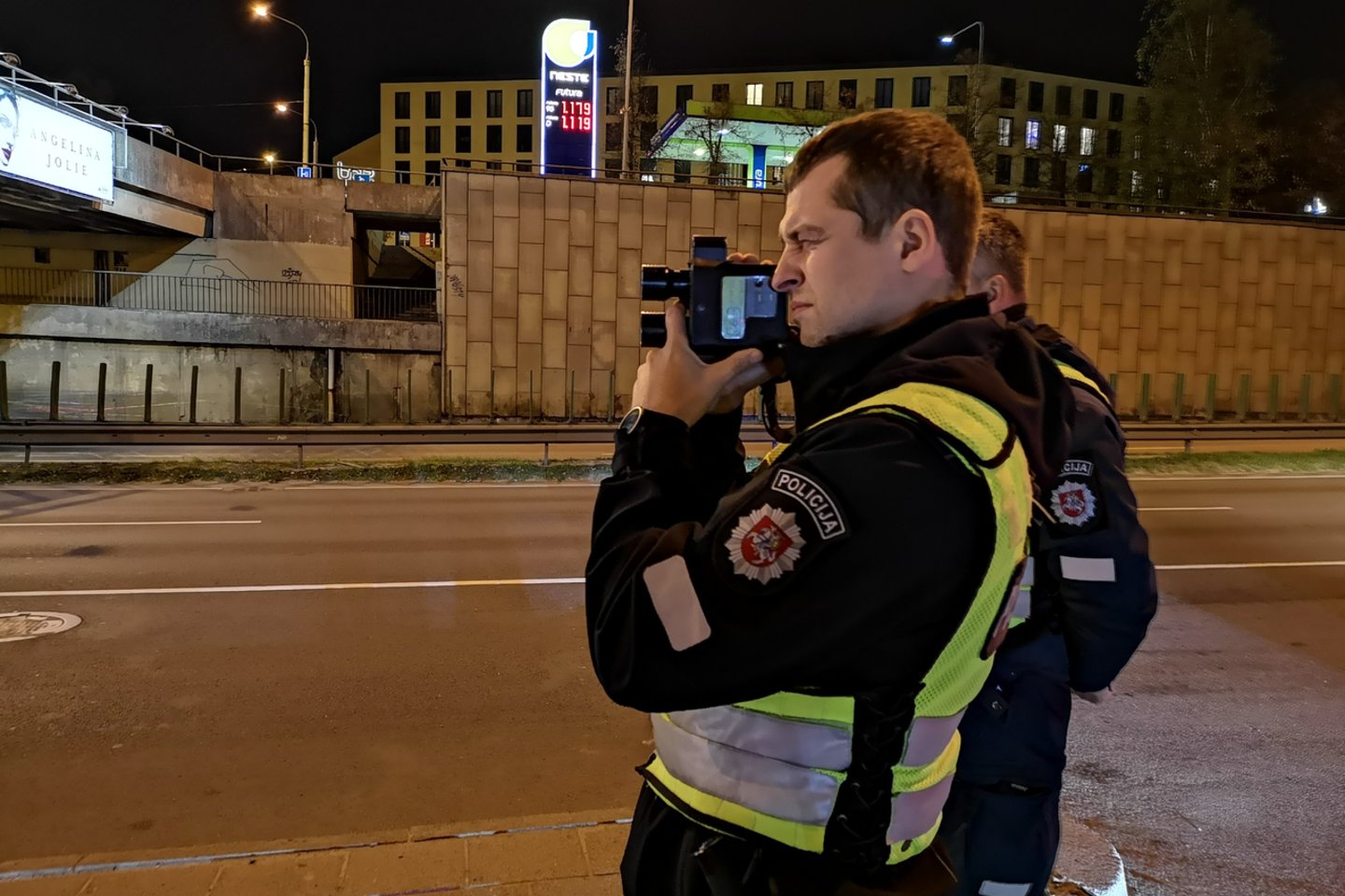   Vilniaus kelių policijos pareigūnai vos spėjo fiksuoti greitį viršijančius vairuotojus.<br> A.Vaitkevičiaus nuotr.