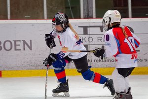 Lietuvos vaikų ledo ritulio turnyre debiutavo mergaičių komanda