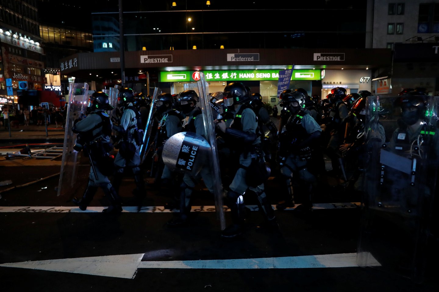 Nuo ašarinių dujų nukentėjo ir protestuose nedalyvavę žmonės.<br> Reuters/Scanpix nuotr/