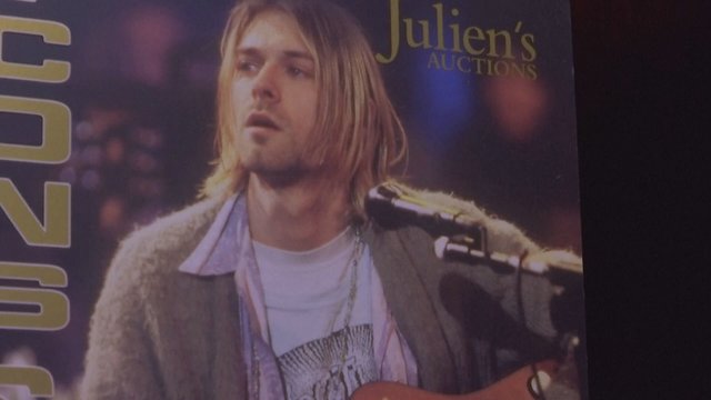 Neskalbtas, sudriskęs ir pradegintas K. Cobaino megztinis parduotas už įspūdingą sumą