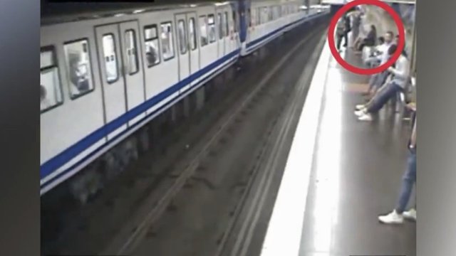 Lemtingas poelgis tapo pamoka: į telefoną įnikusi moteris krito po traukiniu