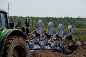 Plūgas išeina iš mados: populiarėja beariminė žemdirbystė