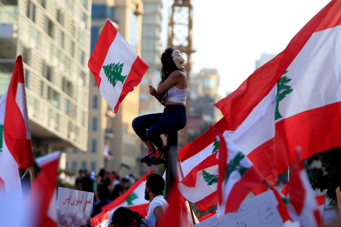 Libane demonstrantai pirmadienį statė barikadas ir paliko šimtus automobilių pagrindiniuose keliuose, taip toliau protestuodami prieš korupciją ir reikalaudami iš esmės pertvarkyti konfesiniu principu grindžiamą šalies politinę sistemą.<br>Reuters/Scanpix nuotr.