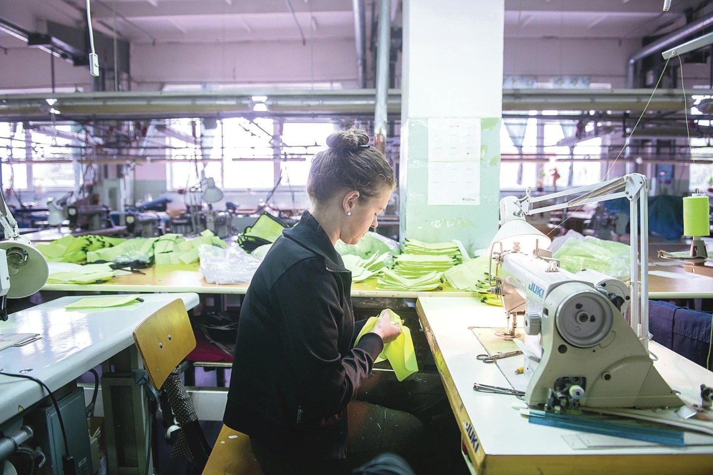 Nors šalies tekstilės sektoriuje dirba kone 30 tūkst. žmonių, daugelis įmonių skundžiasi dėl siuvėjų trūkumo.<br>J.Stacevičiaus nuotr.