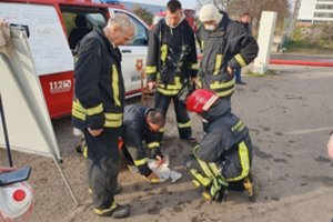  Sunkioji ugniagesių technika sugrįžta į gaisro vietą Alytuje – vėl smilksta padangos