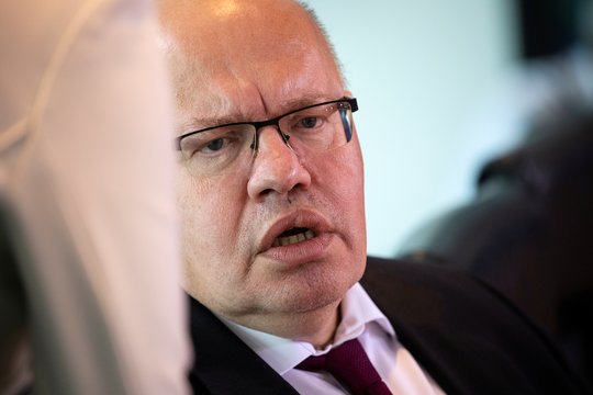 Vokietijos ekonomikos ministras P. Altmaieris nukrito nuo laiptų ir buvo hospitalizuotas