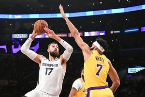 Dvigubą dviženklį pelnęs J. Valančiūnas buvo bejėgis sustabdyti „Lakers“ žvaigždyną