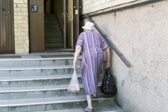 Radviliškio r. apvogta senolė: parvertę ant lovos vagys moteriai užrišo rankas ir užkišo burną