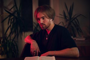 Gabrielius Vagelis pristato naują dainą ir vaizdo klipą „Tave čia randu“