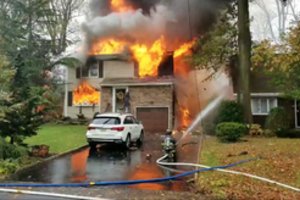 Niujorko priemiestyje sudužus lėktuvui žuvo pilotas ir užsiliepsnojo keli namai