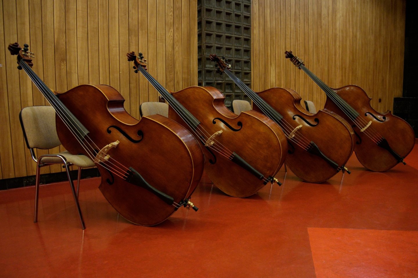 Tiek daug naujų muzikos instrumentų orkestras nebuvo sulaukęs nuo pat naujųjų rūmų atidarymo pradžios.<br>LNOBT nuotr. 