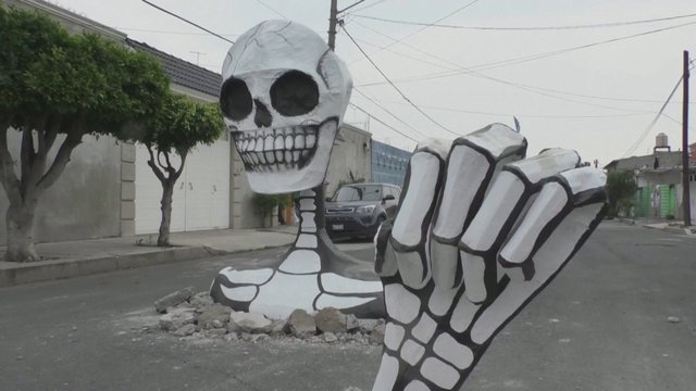 Milžiniški skeletai vidury gatvės ir spalvotos dekoracijos – ruošiamasi Mirusiųjų dienai