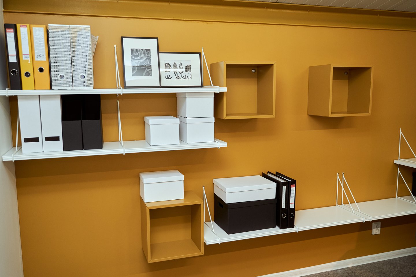 Įrengiant biurą, vienas dažniausių būdų kaip įmonės taupo, yra senų baldų naudojimas, juos derinant su naujais, nusiperkant tik tai, kas neišvengiamai reikalinga.<br>„Ikea“ nuotr.