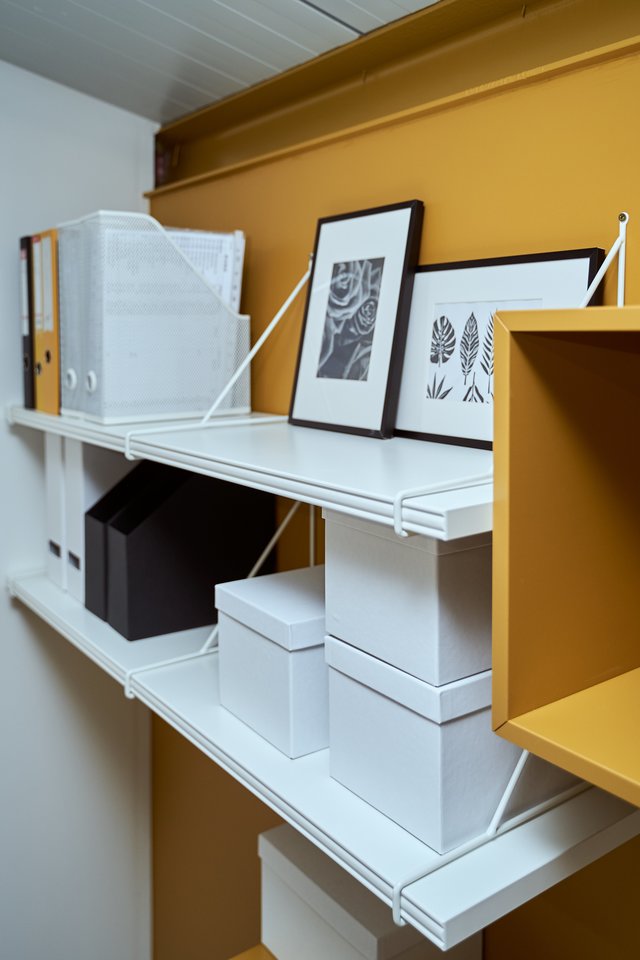 Įrengiant biurą, vienas dažniausių būdų kaip įmonės taupo, yra senų baldų naudojimas, juos derinant su naujais, nusiperkant tik tai, kas neišvengiamai reikalinga.<br>„Ikea“ nuotr.
