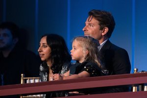 Trumpam pamiršęs skyrybų skausmą, Bradley Cooperis viešumoje pirmą kartą pasirodė su dukra