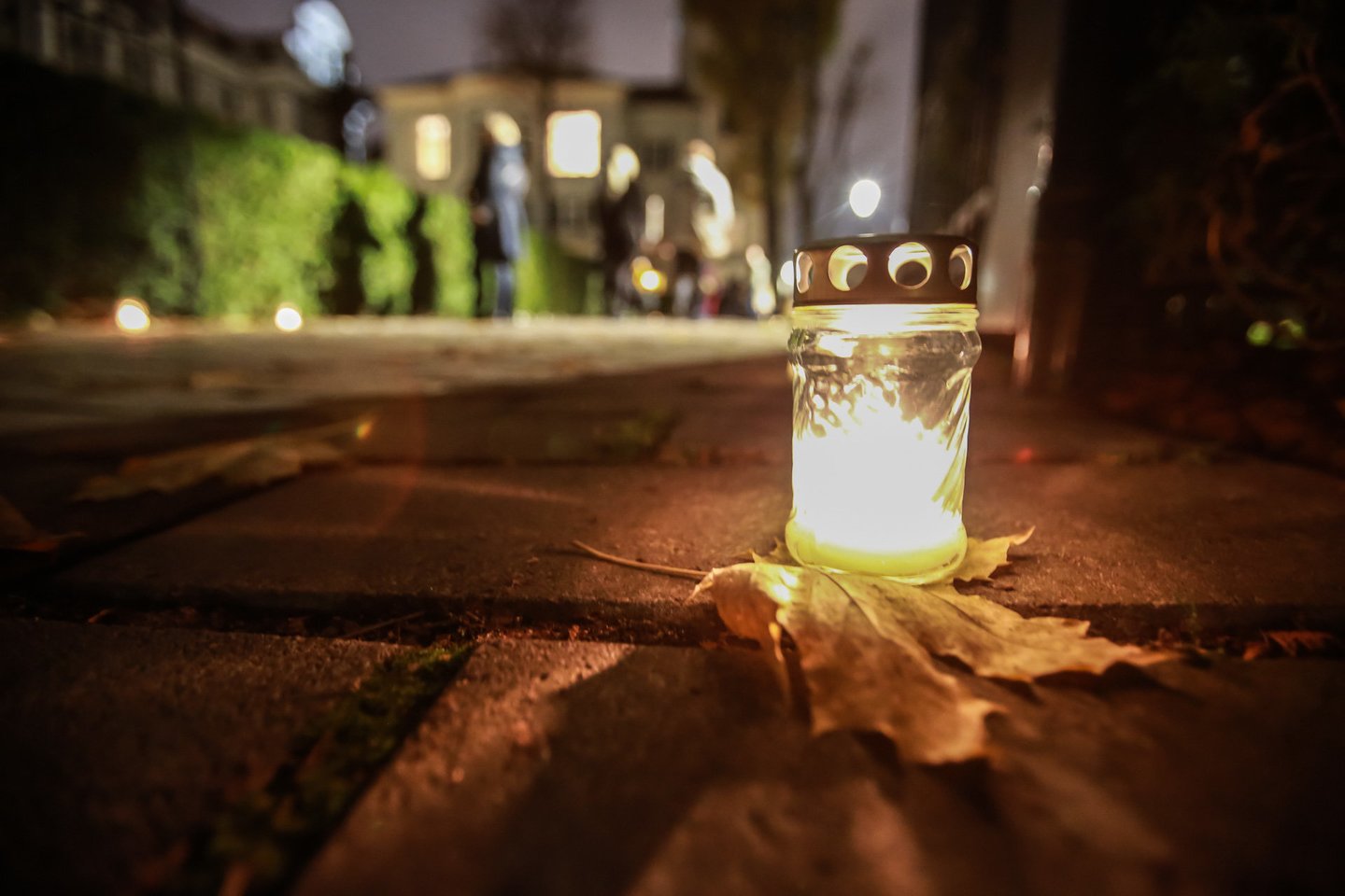 Žvakių šiluma pagerbiant mirusiuosius.<br>G.Bitvinsko nuotr.