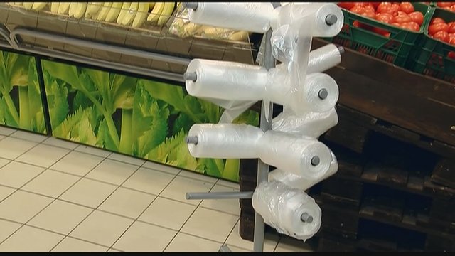Vyriausybė pritarė: už nemokamų plastikinių maišelių dalijimą gresia baudos