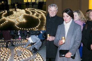 Žvakę Katedros aikštėje uždegė ir pirmoji šalies ponia D. Nausėdienė: pagerbė negimusius vaikus