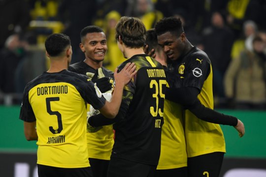 Vokietijos taurės turnyre dviejų „Borussia“ ekipų mušį laimėjo Dortmundo atstovai