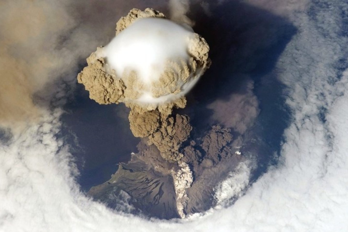 Saryčevo viršūnė yra stratovulkanas, esantis Matua saloje, Kurilų salyne (Rusija).<br>Wikipedia nuotr. 