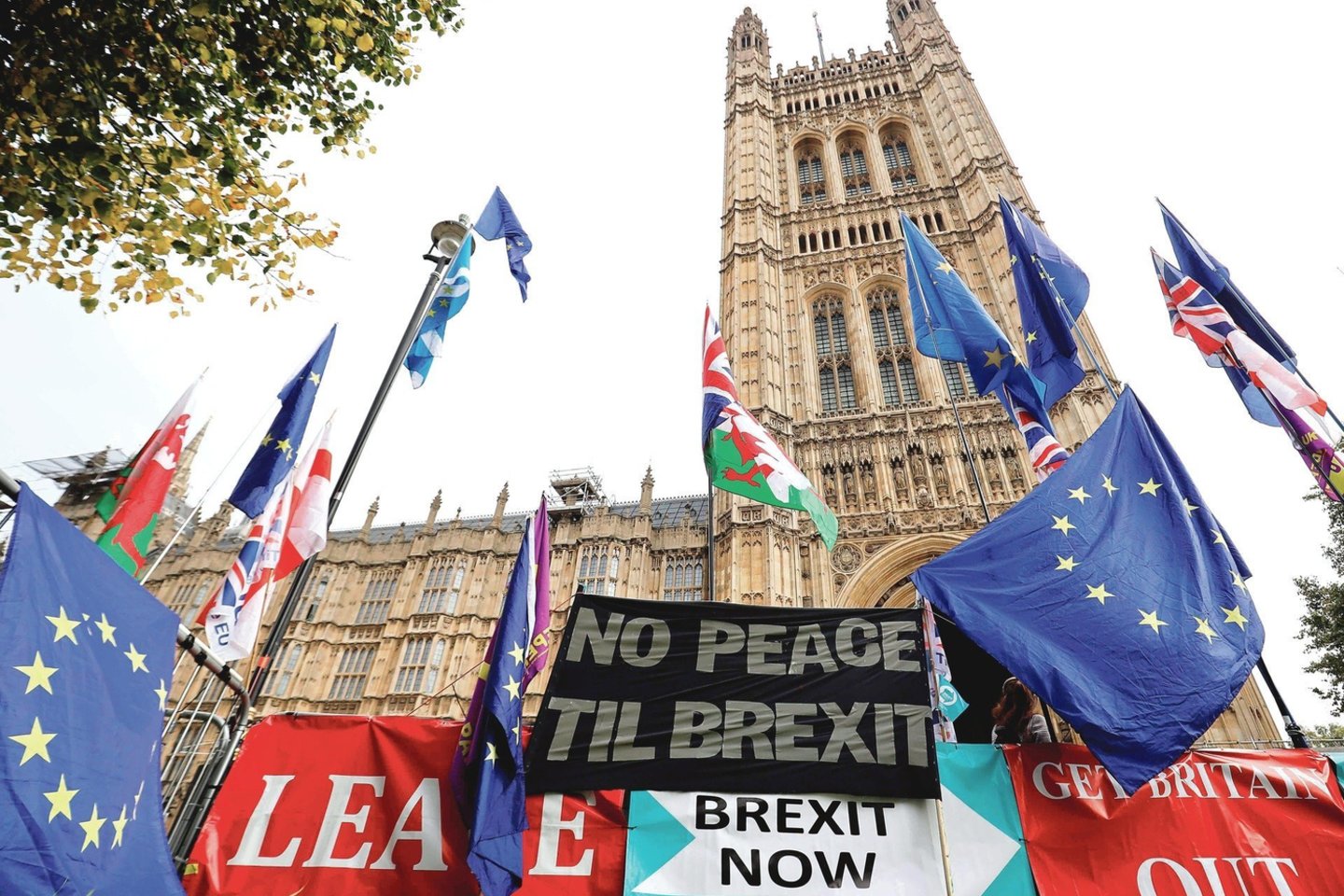 Protestuotojai Londone tvirtino, kad kol Jungtinė Karalystė neišstos iš ES, tol šalyje nebus taikos.<br>AFP/„Scanpix“ nuotr.