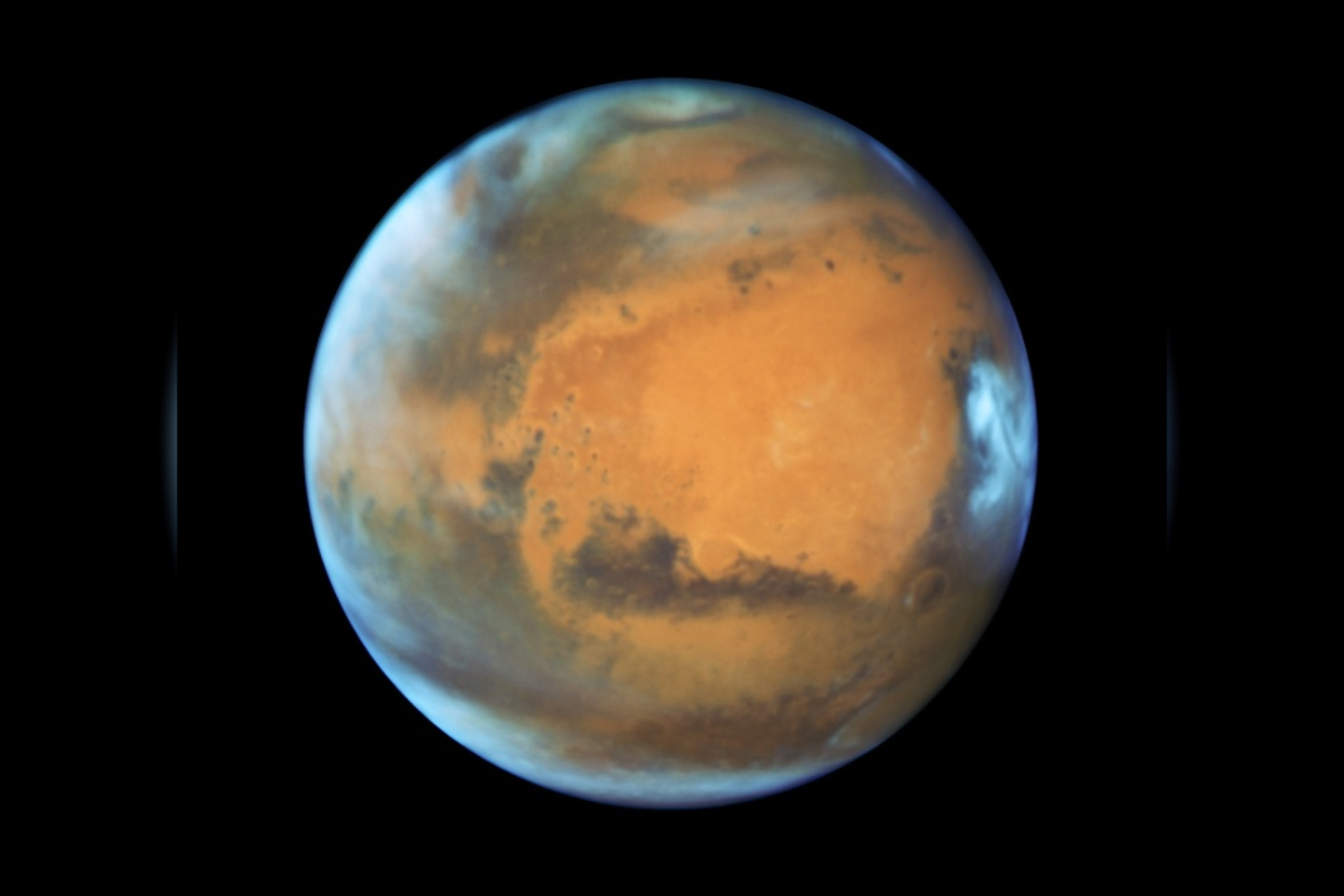 2016 metų gegužę Hablo kosmoso teleskopas galėjo labai gerai pažvelgti į mūsų kaimyną Marsą ir padaryti itin detalią nuotrauką.  <br>NASA nuotr. 