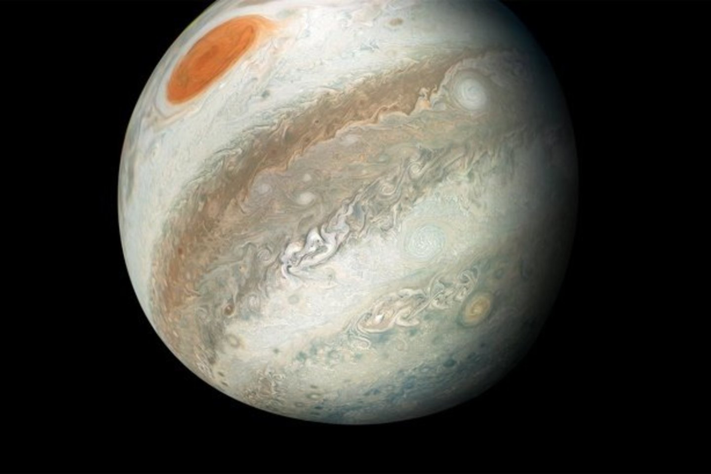 2018 metų gegužę kosminis zonas „Juno“ padarė išskirtinę Jupiterio nuotrauką.<br>NASA nuotr. 