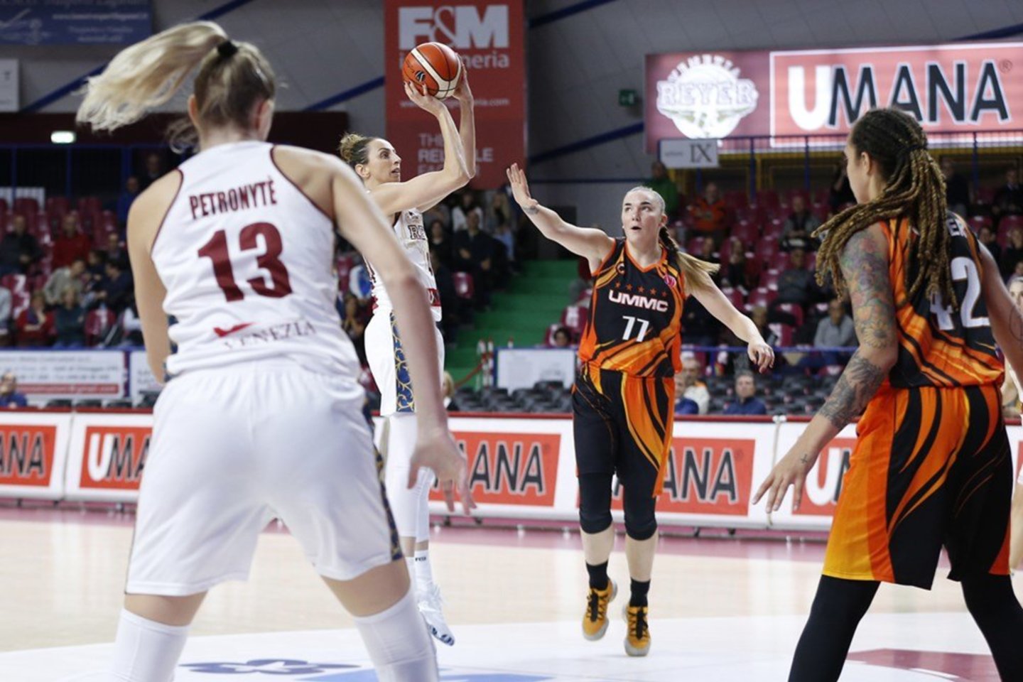 Gintarės Petronytės atstovaujama komanda patyrė triuškinamą nesėkmę.<br>FIBA.com nuotr. 