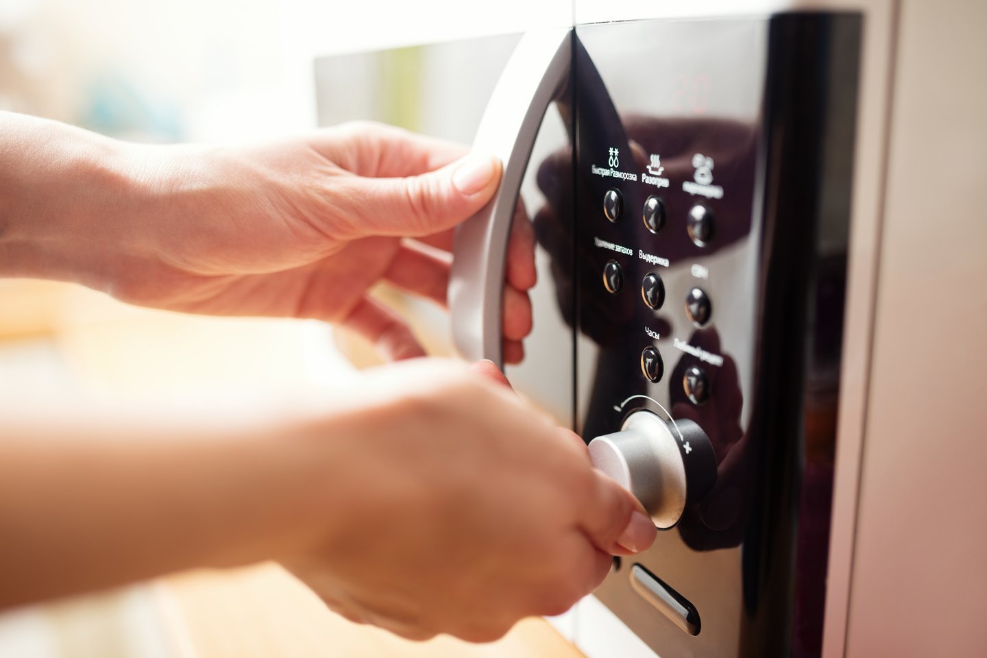 Mikrobangų krosnelės mūsų virtuvėse jau gan seniai yra svarbus prietaisais, kadangi su jų pagalba galime labai greitai pasišildyti maistą.  <br>123RF nuotr. 