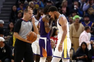 A. Baynesas brutaliai užgriuvo S. Curry, kuriam lūžo ranka