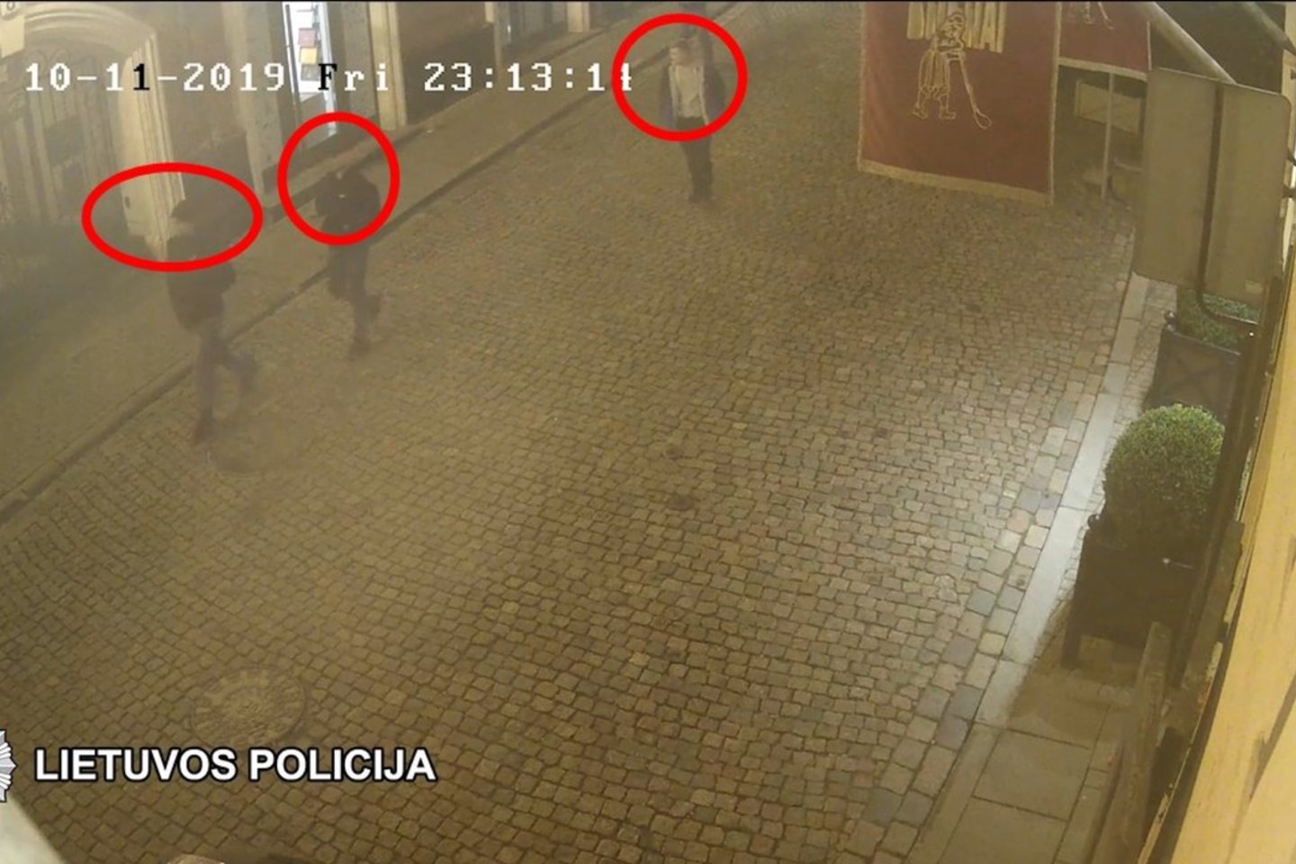  Antisemitinį išpuolį tiriantys Vilniaus pareigūnai nori pakalbėti su šiais vaikinais: gal pažįstate juos?<br> Stop kadras iš vaizdo medžiagos