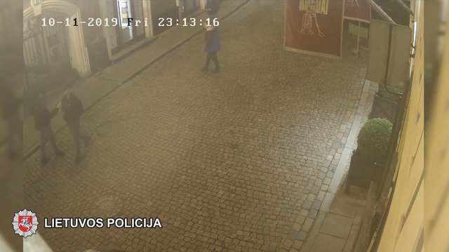 Vilniaus policija prašo atpažinti jaunuolius, galinčius turėti informacijos apie antisemitinį išpuolį 