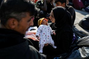 Stovyklose nebeužtenka vietų – pabėgėliai kerta medžius, kad pasidarytų pastogę