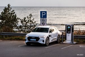 Galingiausias „Lietuvos metų automobilio 2020“ rinkimų dalyvis „Audi e-tron“: kuo jis ypatingas