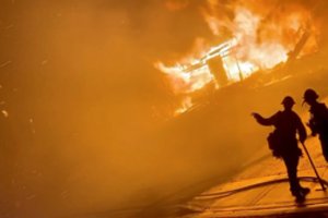 Gaisrų išvargintoje Kalifornijoje liepsnos tebesiaučia, evakuojami gyventojai