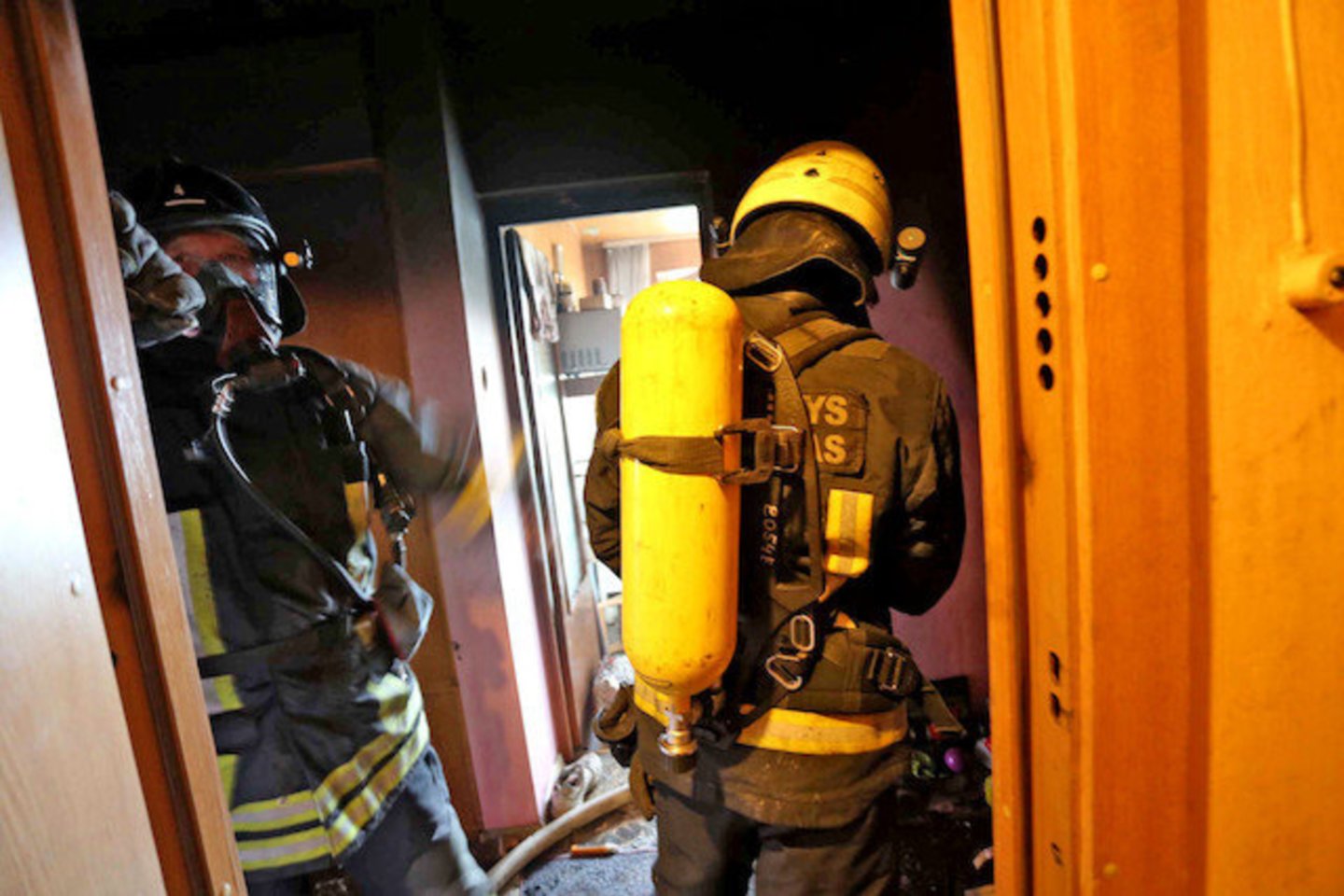  Per gaisrą Kauno daugiabutyje apsinuodijo moteris, dalį gyventojų teko evakuoti.<br> M.Patašiaus asociatyvioji nuotr.