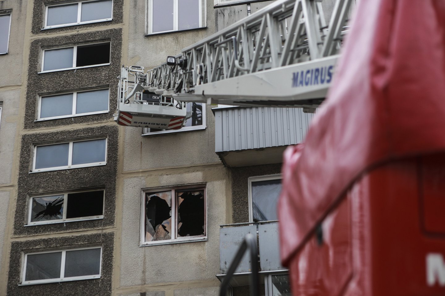  Per gaisrą Kauno daugiabutyje apsinuodijo moteris, dalį gyventojų teko evakuoti.<br> G.Bitvinsko nuotr.